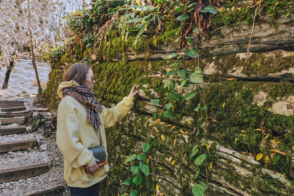 Mujer Caminando Parque Otoño —  Fotos de Stock