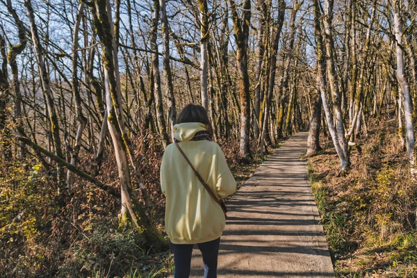 Жінка Ходить Осінньому Парку — стокове фото