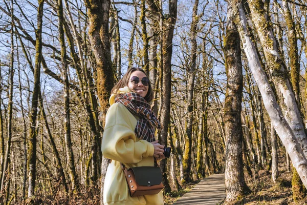 Sonbahar Parkında Yürüyen Kadın — Stok fotoğraf