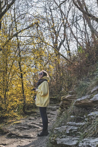 Woman Walking Autumn Park — Stock Photo, Image