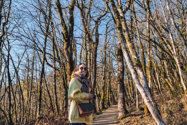 Mujer Caminando Parque Otoño — Foto de Stock