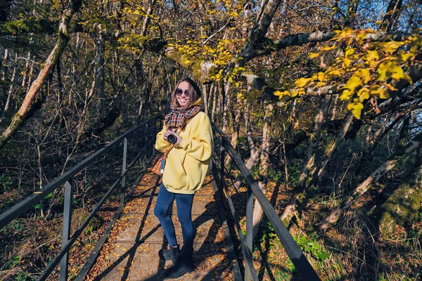 Mujer Caminando Parque Otoño —  Fotos de Stock