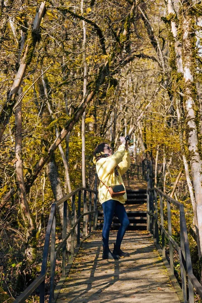 Mujer Caminando Parque Otoño —  Fotos de Stock