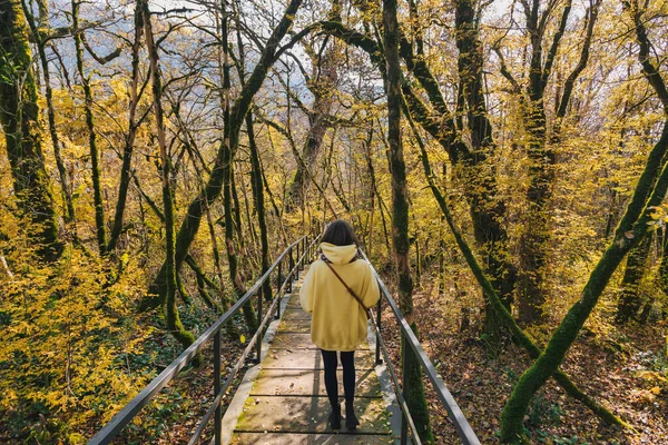 Femme Marche Dans Parc Automne — Photo