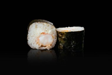 Japon suşisi siyah bir arkaplanda yuvarlanıyor.