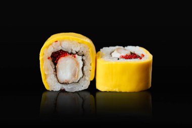 Japon suşisi siyah bir arkaplanda yuvarlanıyor.