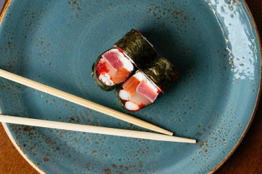 Japon suşisi tabakta.