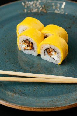 Japon suşisi tabakta.