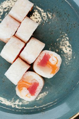 Japon suşisi tabakta.