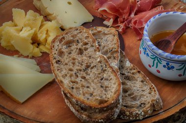 Peynirli ve baharatlı taze ekmek.