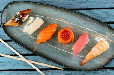 Japon suşisi tabakta.