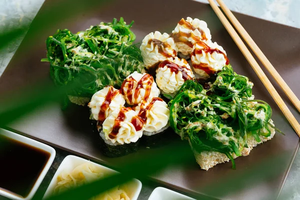 Sushi Salsa Soja Tazón Palillos Madera Una Mesa Madera Gris — Foto de Stock