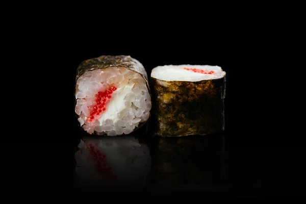 黒地に巻き寿司 — ストック写真