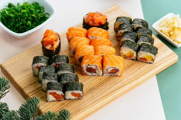 Sushi Sos Sojowy Misce Drewniane Pałeczki Szarym Drewnianym Stole Japońskie — Zdjęcie stockowe