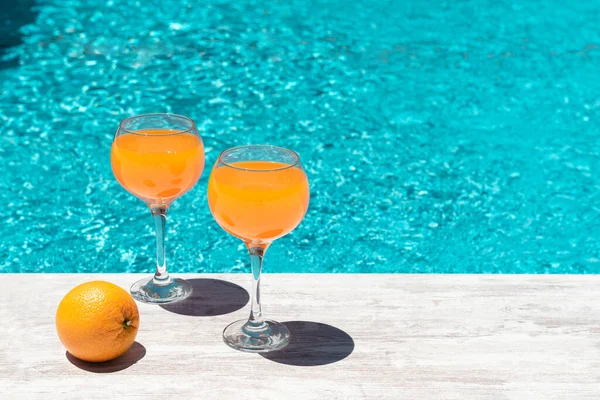 Φυσικός Χυμός Πορτοκαλιού Δίπλα Στην Πισίνα Στις Καλοκαιρινές Διακοπές — Φωτογραφία Αρχείου