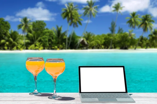 Orangensaft Laptop Paradiesstrand Mit Palmen Und Türkisblauem Wasser — Stockfoto