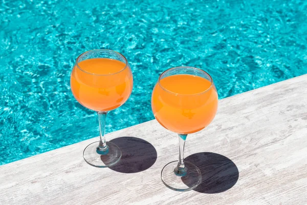 Δύο Χυμούς Πορτοκαλιού Στην Μπλε Πισίνα Καλοκαίρι Χαλάρωση — Φωτογραφία Αρχείου