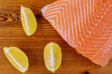 Tahtada limonlu taze somon fileto.