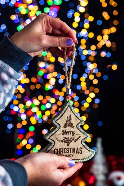Noel Süslemelerini Arka Planda Bulanık Işıklarla Tutmak Aralık Sezonu Noel — Stok fotoğraf