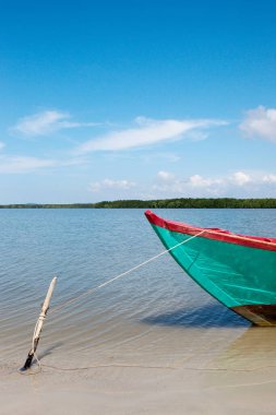 Kumlu adaya demir atan eski bir tekne