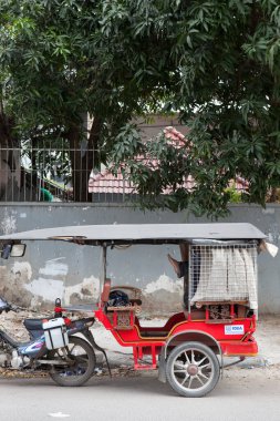 tuk tuk sürücüsü müşteri bekliyor