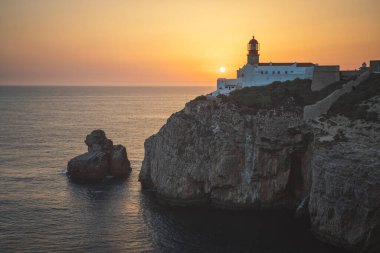 Gün batımında Sao Vicente deniz feneri