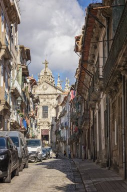 Porto sokağı nehir kenarında.