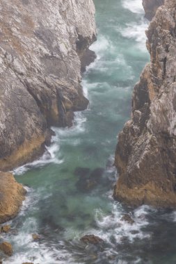 Atlantik Kayalıkları Sis ile Uzun Patlamada