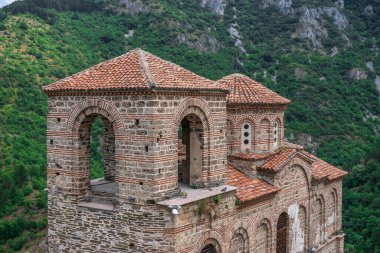 Asenovgrad, Bulgaristan 24.07.2019. Asens Kalesi 'ndeki Kutsal Meryem Ana Kilisesi bulutlu bir yaz gününde Bulgar Rodop dağlarını kuşatmıştı.
