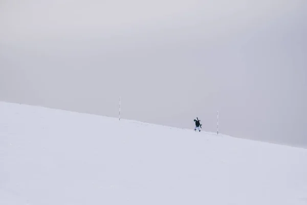 Mladý Muž Nese Snowboard Zádech Při Pěší Túře Sierra Guadarrama — Stock fotografie