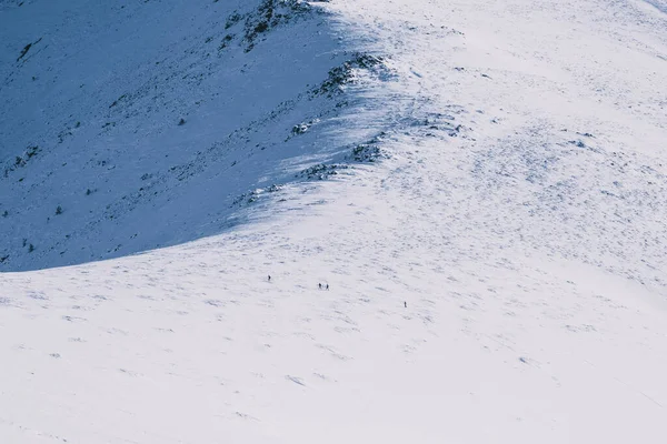 バックカントリースキーヤーの認識できないグループが丘を登って Guadarrama — ストック写真