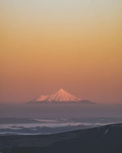 新西兰汤加里罗国家公园 塔拉纳基火山日出时在雾气中升起 — 图库照片