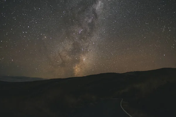 뉴질랜드의 통가로 공원을 하이킹하면서 지평선 떠오르는 은하수의 — 스톡 사진