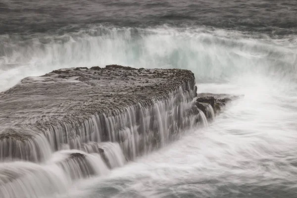 Atlantic Cliff Rocks Long Explosure Fog — Stock Photo, Image