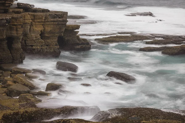 Atlantic Cliff Skały Długim Explosure Mgły — Zdjęcie stockowe