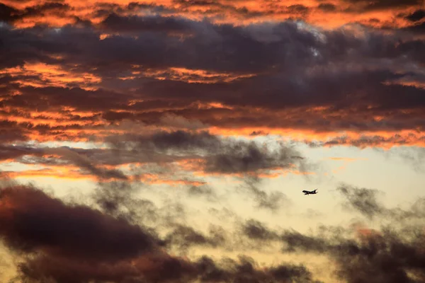 Commercial Airline Plane Descends Clouds Sunset — Stock Photo, Image