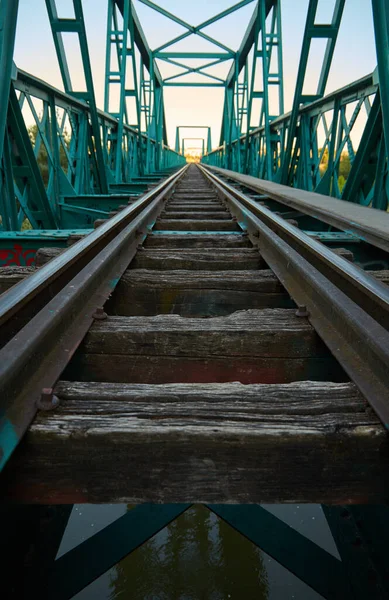 Puente Verde Con Vías Tren Rectas Madera Atardecer —  Fotos de Stock