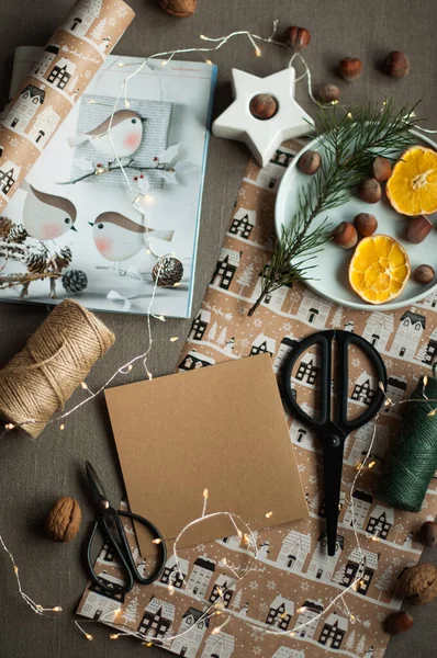 Papel Envolver Cuerdas Tijeras Decoración Todo Para Regalos —  Fotos de Stock