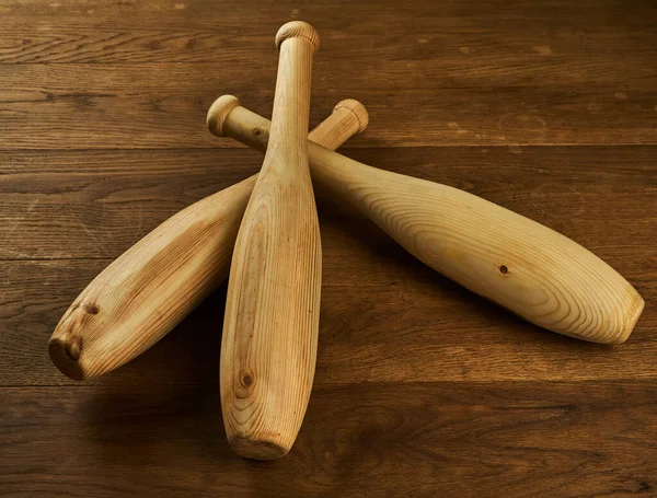 Drewniany Maczuga Żonglerka Ciemnej Drewnianej Podłodze — Zdjęcie stockowe