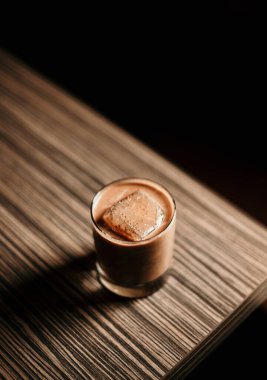 Kahve dükkanında koyu arka planda bir fincan kahve.