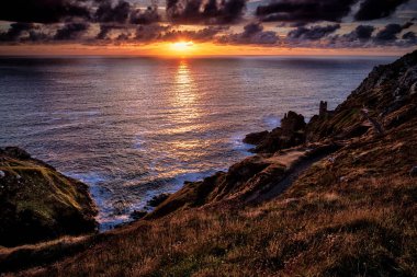 Botallack Madeni 'nde Gün Batımı Dramatik Bulutlarla Aşağı Bakıyor