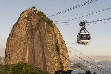 Brezilya Rio de Janeiro 'daki yağmur ormanlarının üzerinden Sugar Loaf tramvayına güzel bir manzara