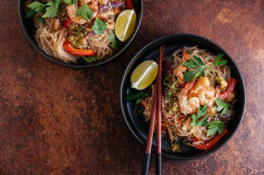 Kızarmış erişteyi karides ve sebzeyle karıştırın.