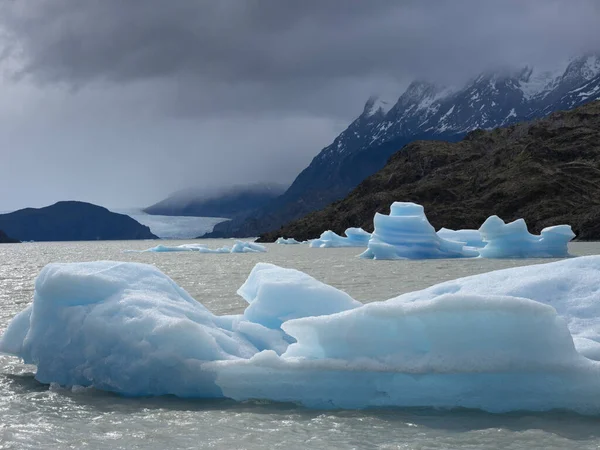 Hermosa Vista Del Mar Con Trozos Hielo Cerca Montañas — Foto de Stock