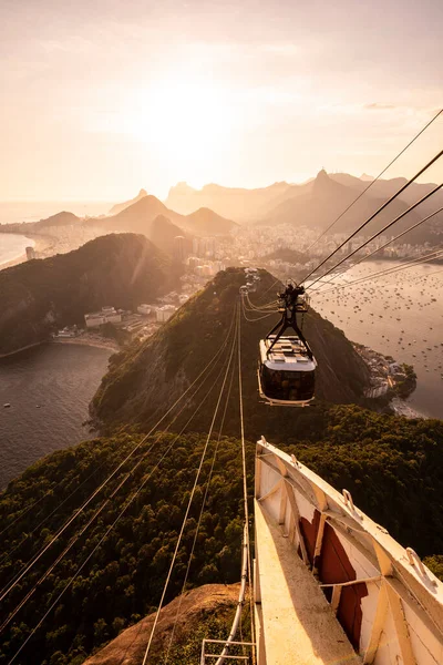 ブラジルのリオデジャネイロで ケーブルカー 都市や海にシュガーリーフ山から美しい黄金の夕日の景色 — ストック写真