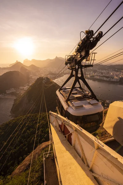 ブラジルのリオデジャネイロで ケーブルカー 都市や海にシュガーリーフ山から美しい黄金の夕日の景色 — ストック写真