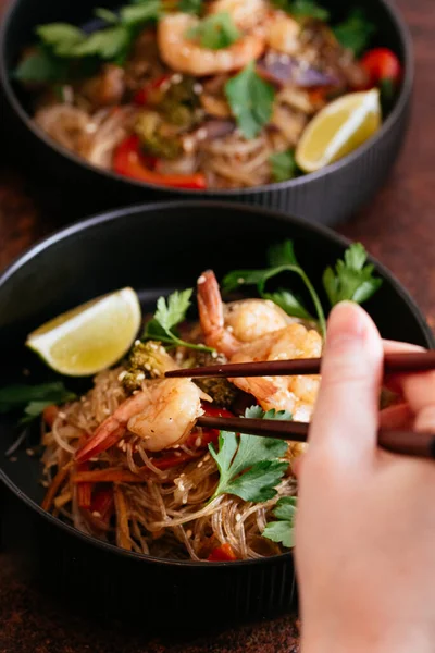 Stir Fried Noodles Shrimps Vegetables Wok Dark Table Top View — Stock Photo, Image