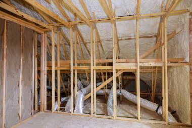 Ev ısıtma sistemi boruları, vanalar çatıdaki ısıtma sisteminin kurulumunu kapatın