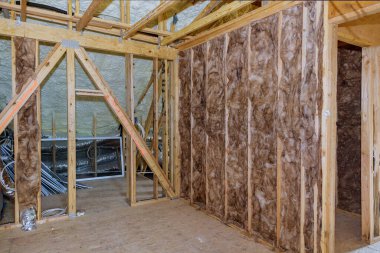 Yeni bir çerçeve evinin tavan arasında yalıtım