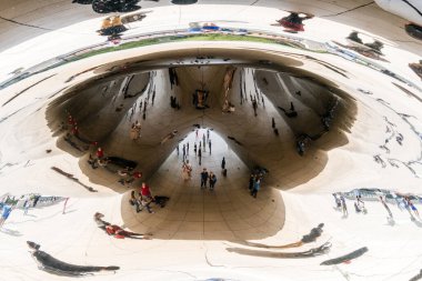 Milenyum Parkı 'ndaki Bulut Kapısı' nda insanların yansımaları bozulmuş.
